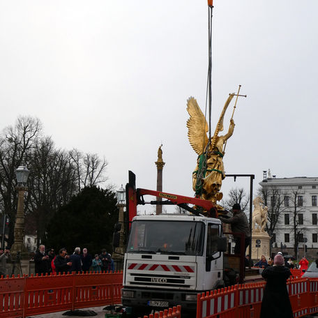 Erzengel wird auf dem LKW gesichert © 2024 SBL Schwerin