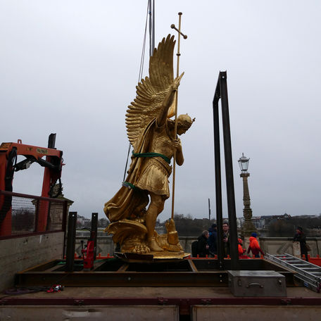 Erzengel steht auf dem LKW bereit zum Abtransport © 2024 SBL Schwerin
