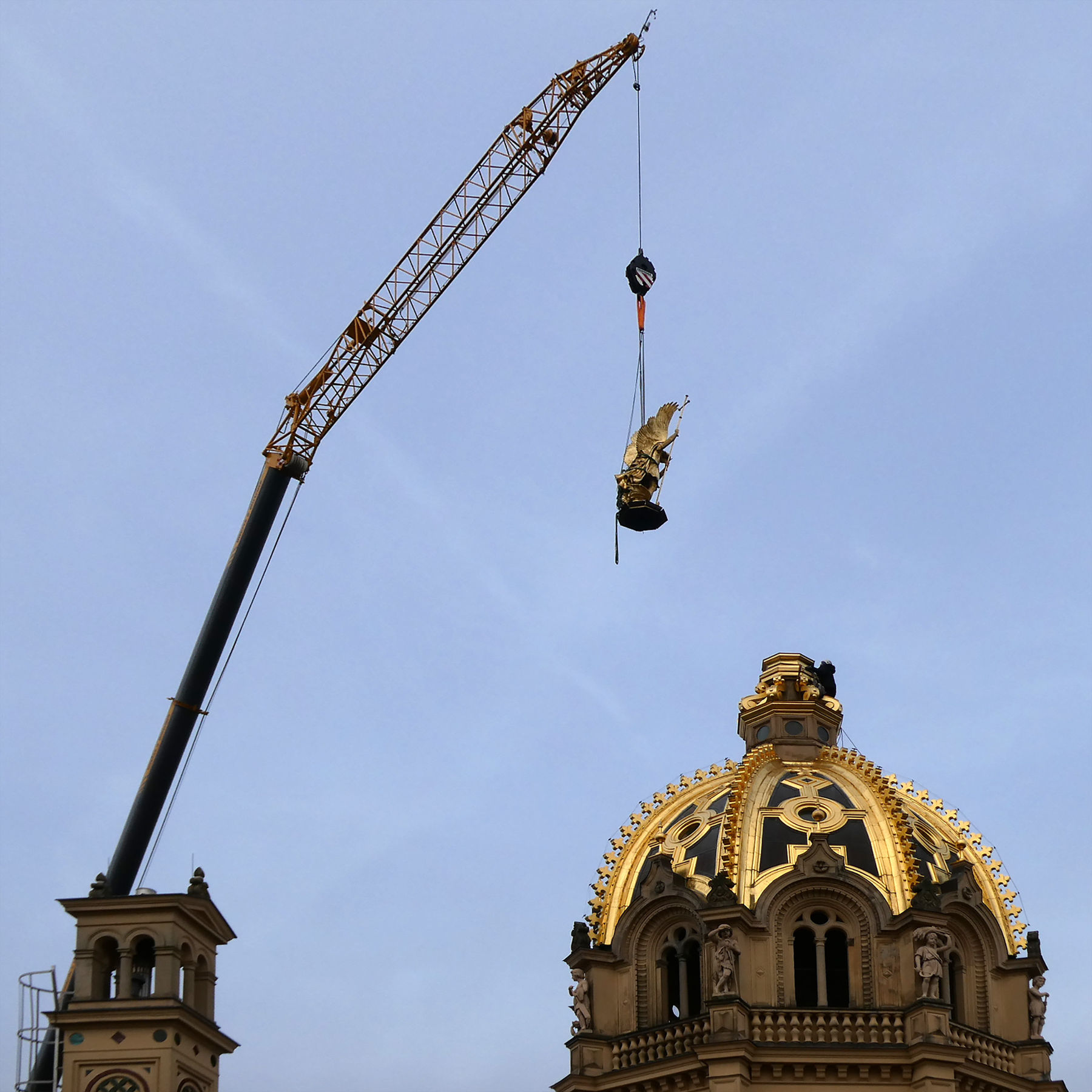 Der Heilige Michael schwebt über dem Schweriner Schloss. © 2024 SBL Schwerin