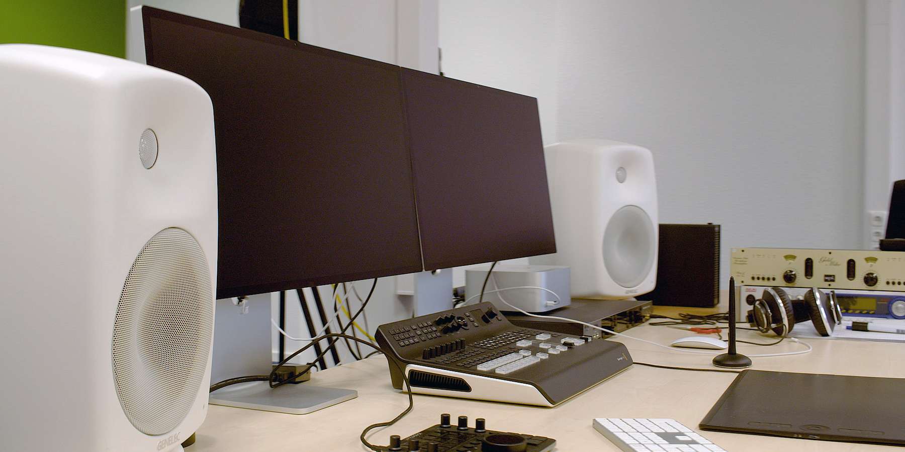 Auf die Technik kommt es an – kreative Arbeiten für die Gestaltung des digitalen Unterrichts finden ihren Raum hier im großen Studio. © 2024 Christian Hoffmann (sbl-mv / Finanzministerium MV)