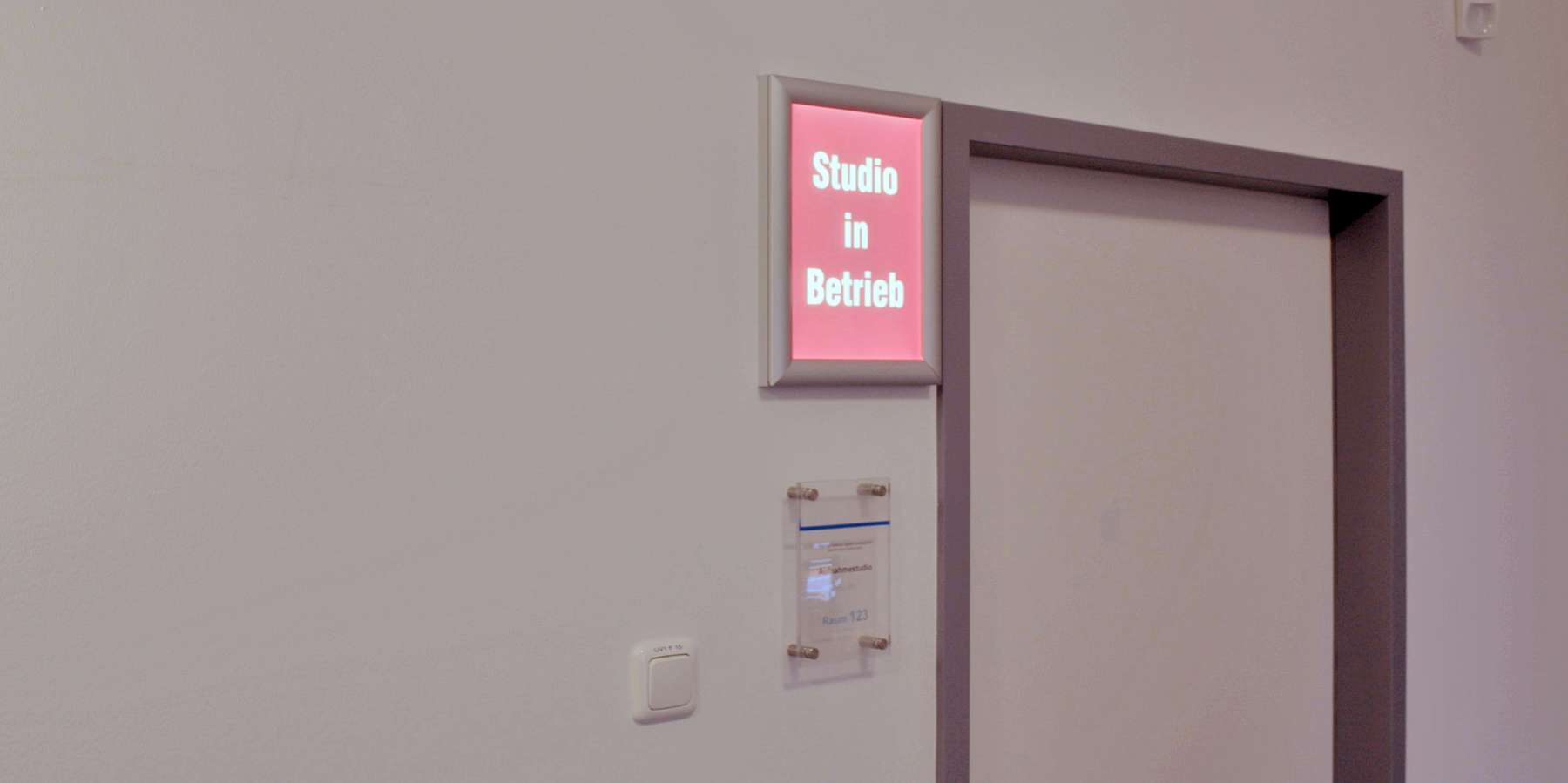 Achtung, Aufnahme läuft! Das große Studio ist in den angemieteten Räumen eingerichtet worden. © 2024 Christian Hoffmann (sbl-mv / Finanzministerium MV)