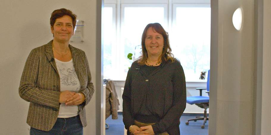 Gut untergebracht – Dr. Ulrike Möller (re.) Leiterin des Aufbaustabes aDiLaS und Sandra Auris (li.) vom SBL Rostock in den angemieteten Räumen am Kabutzenhof in Rostock. © 2024 Christian Hoffmann (sbl-mv / Finanzministerium MV)