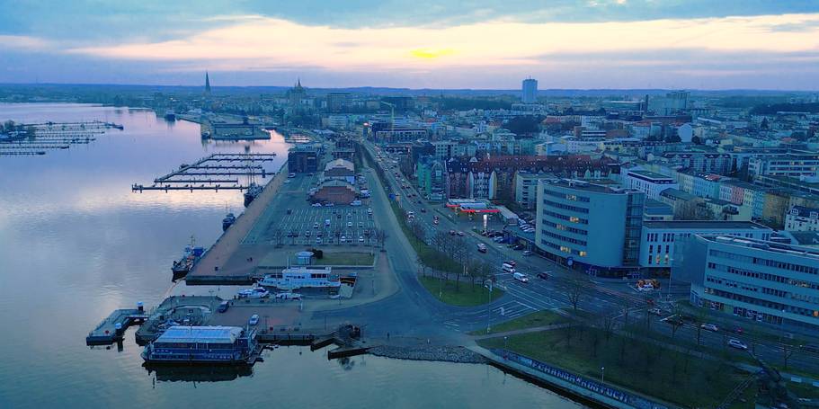 Die erste digitale Landesschule ist in der Hanse- und Universitätsstadt Rostock untergebracht. Eine Anmietung wurde gefunden und hergerichtet - siehe Gebäude in der Bildmitte. Verantwortlich dafür war das SBL Rostock. © 2024 Christian Hoffmann (sbl-mv / Finanzministerium MV)