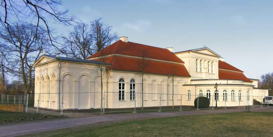 Die sanierte Orangerie. Noch sind Außen einige Arbeiten bis zur Übergabe zu erledigen. © 2024 SBL Neubrandenburg
