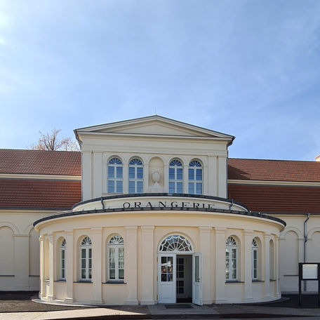 Blick auf die Exedra der sanierten Orangerie Neustrelitz. © 2024 SBL Neubrandenburg