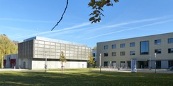Blick aus Südwesten auf das neue Universitätsrechenzentrum - links das Rechnergebäude, rechts das Seminar- und Verwaltungsgebäude © 2021 SBL Greifswald