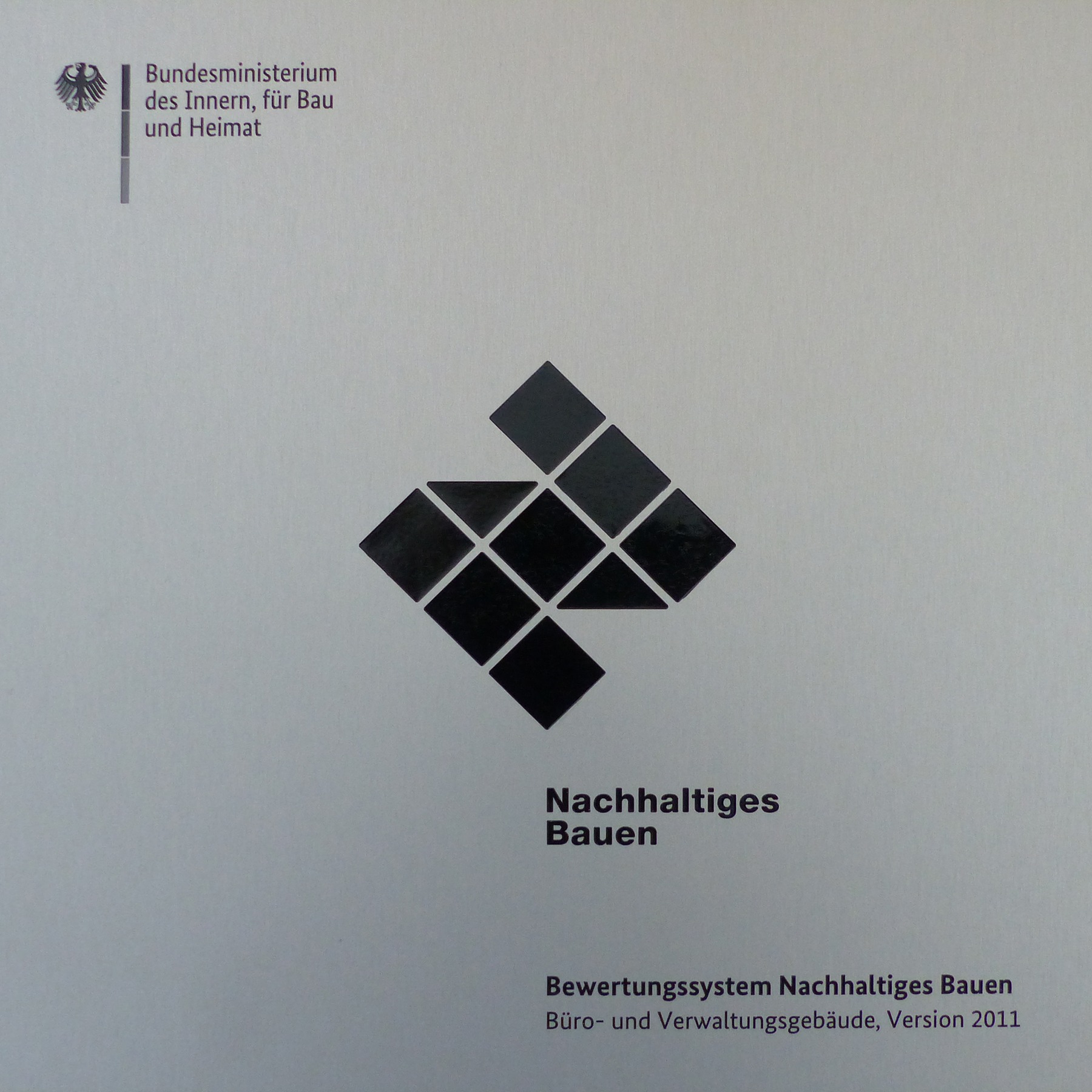 Das Seminar- und Verwaltungsgebäude wurde nach erfolgreich bestandener BNB-Zertifizierung mit der Silber-Plakette gekürt. © 2024 SBL Greifswald