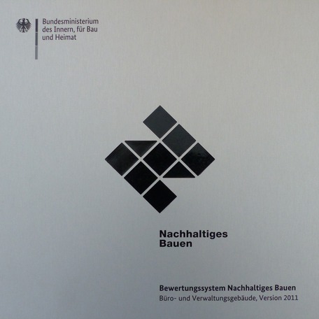 Das Seminar- und Verwaltungsgebäude wurde nach erfolgreich bestandener BNB-Zertifizierung mit der Silber-Plakette gekürt. © 2024 SBL Greifswald