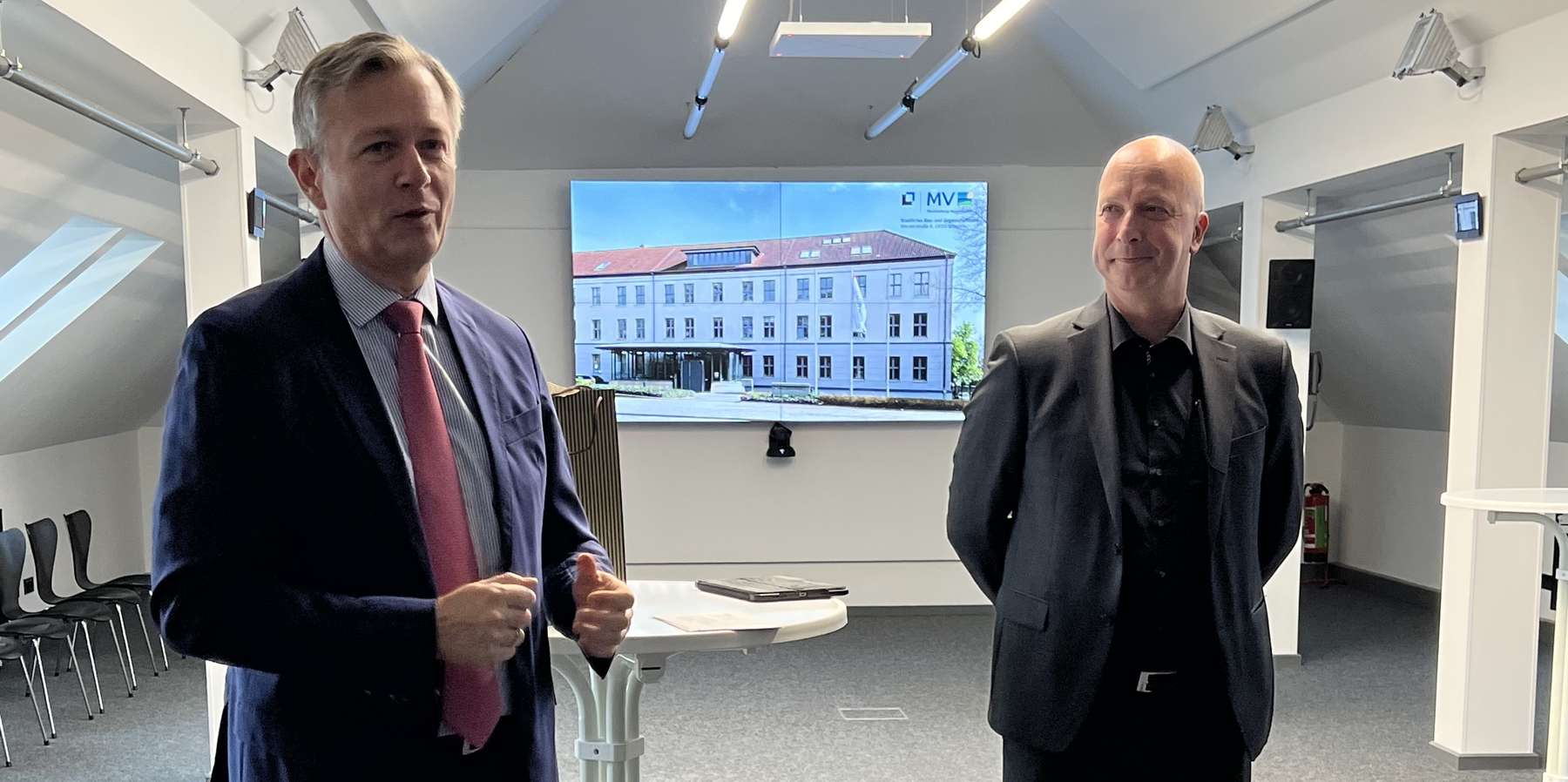 Finanzminister Dr. Heiko Geue begrüßt den neuen Amtsleiter Dr. Andreas Werner © FM M-V