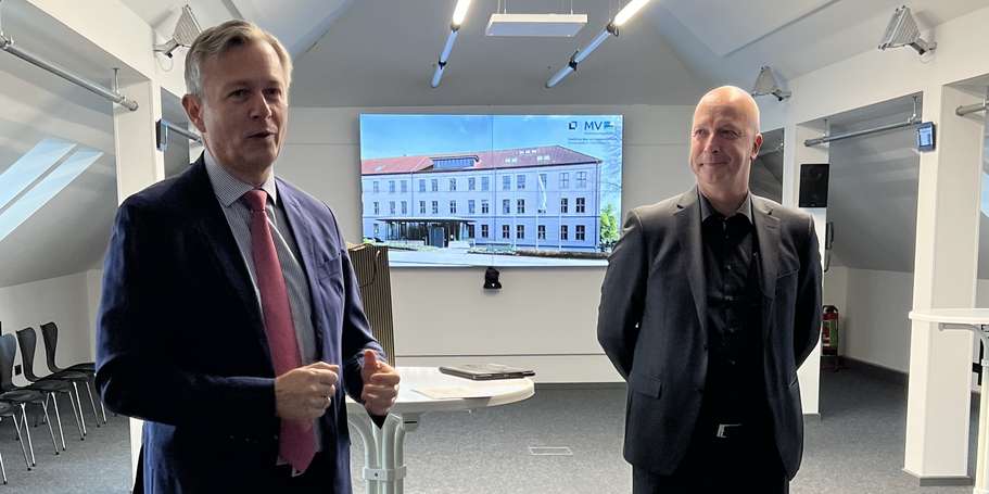 Finanzminister Dr. Heiko Geue begrüßt den neuen Amtsleiter Dr. Andreas Werner © FM M-V