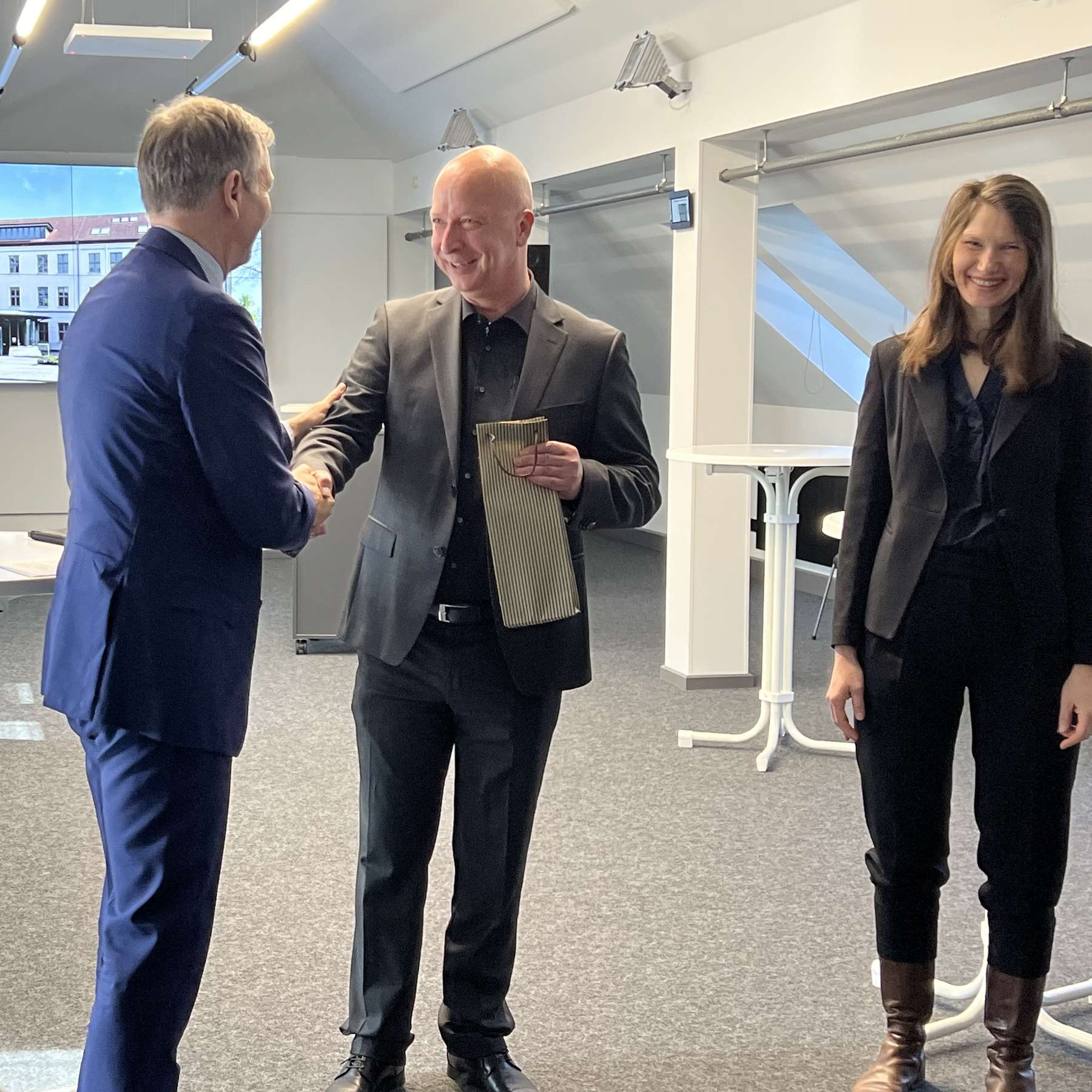 v.l.n.r. Herr Dr. Geue, Herr Dr. Werner und Frau Botezatu Leiterin der SBL Rostock © FM M-V