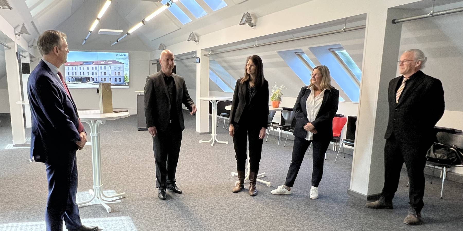 v.l.n.r.: Finanzminister Dr. Heiko Geue, Dr. Andreas Werner, Carmen-Alina Botezatu (Amtsleiterin SBL Rostock), Elisabeth Kuntz (Personalreferatsleiterin Finanzministerium MV) und Jens Rott (Amtsleiter SBL Neubrandenburg © FM M-V