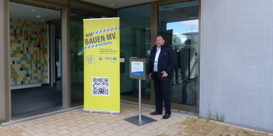 Begrüßung durch den stellvertretenden Leiter des Staatlichen Bau- und Liegenschaftsamtes Greifswald Ralf Möwert © 2024 SBL Greifswald