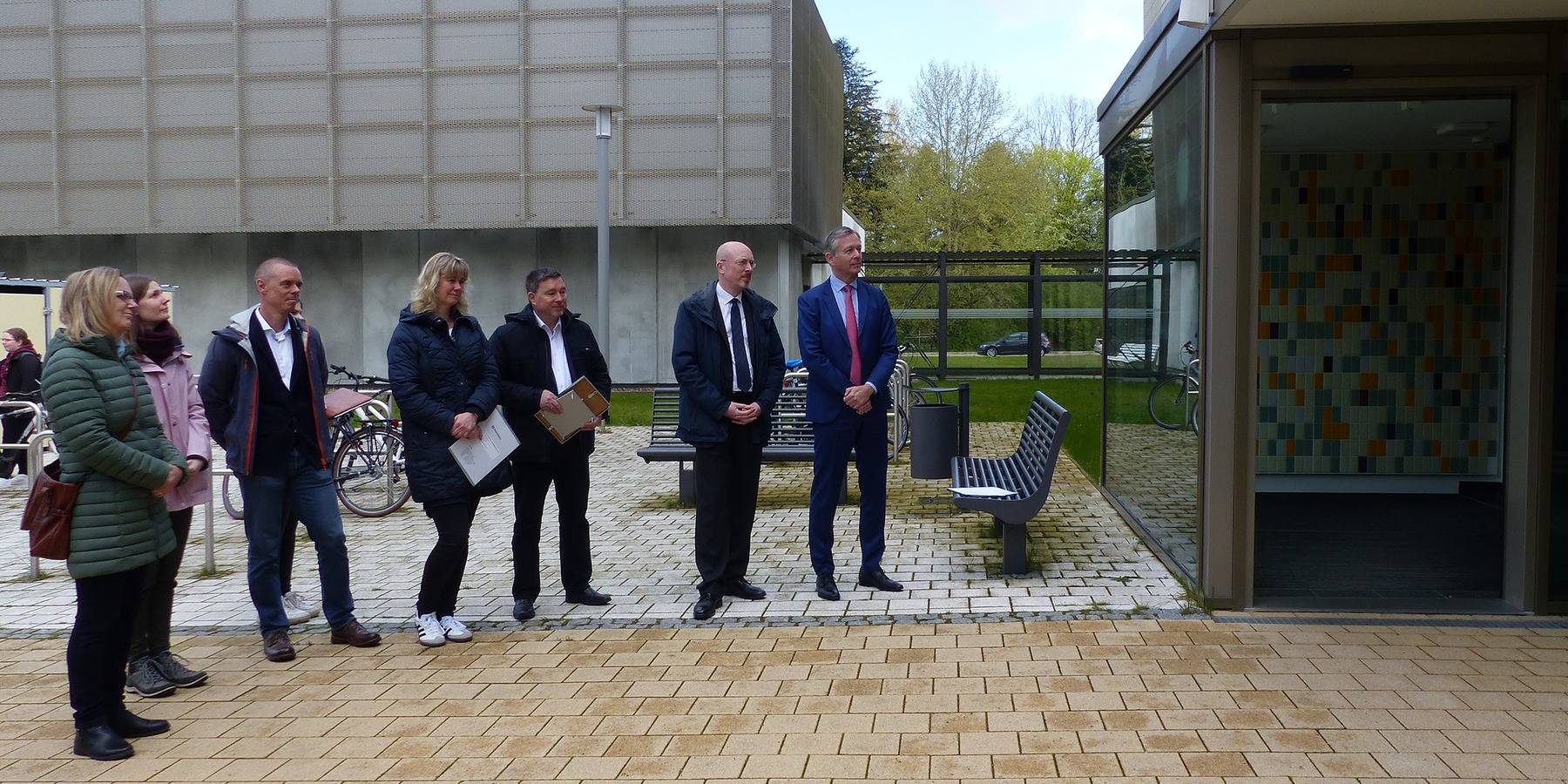 Die geladenen Gäste - aufmerksame Zuhörer während der Grußworte Prof. Schneiders, v.l.n.r.: Dezernentin Hochschulbau beim SBL Greifswald Birgit Gritschke, Sandy Reschke und Dr. Hendrik Müller vom Büro MNP Ingenieure, Projektleiterin des SBL Greifswald And © 2024 SBL Greifswald