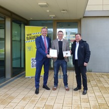 Freudige und stolze Gesichter nach der Übergabe von Plakette und Zertifikat, v.l.n.r.: Finanzminister Dr. Heiko Geue, Direktor des URZ Prof. Ralf Schneider, stellvertretender Leiter des SBL Greifswald Ralf Möwert © 2024 SBL Greifswald