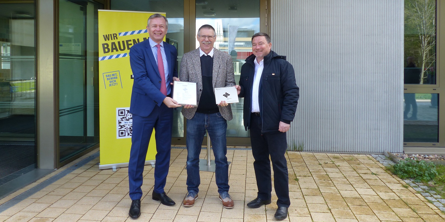 Freudige und stolze Gesichter nach der Übergabe von Plakette und Zertifikat, v.l.n.r.: Finanzminister Dr. Heiko Geue, Direktor des URZ Prof. Ralf Schneider, stellvertretender Leiter des SBL Greifswald Ralf Möwert © 2024 SBL Greifswald