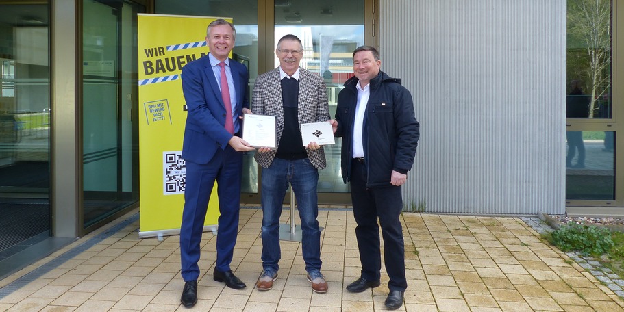 Freudige und stolze Gesichter nach der Übergabe von Plakette und Zertifikat, v.l.n.r.: Finanzminister Dr. Heiko Geue, Direktor des URZ Prof. Ralf Schneider, stellvertretender Leiter des SBL Greifswald Ralf Möwert © 2024 SBL Greifswald