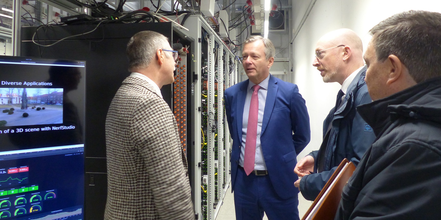 Während des Rundgangs durch das Rechnergebäude: Prof. Ralf Schneider erläutert technische und funktionelle Details zur hochmodernen Rechentechnik und zur Nachhaltigkeit © 2024 SBL Greifswald