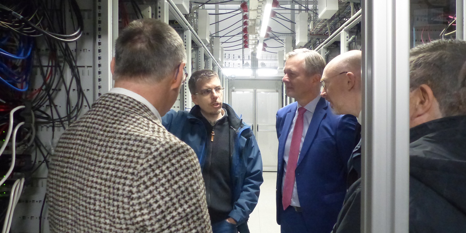 Während des Rundgangs durch das Rechnergebäude: Prof. Ralf Schneider und Gordon Grubert erläutern technische und funktionelle Details zur hochmodernen Rechentechnik und zur Nachhaltigkeit © 2024 SBL Greifswald