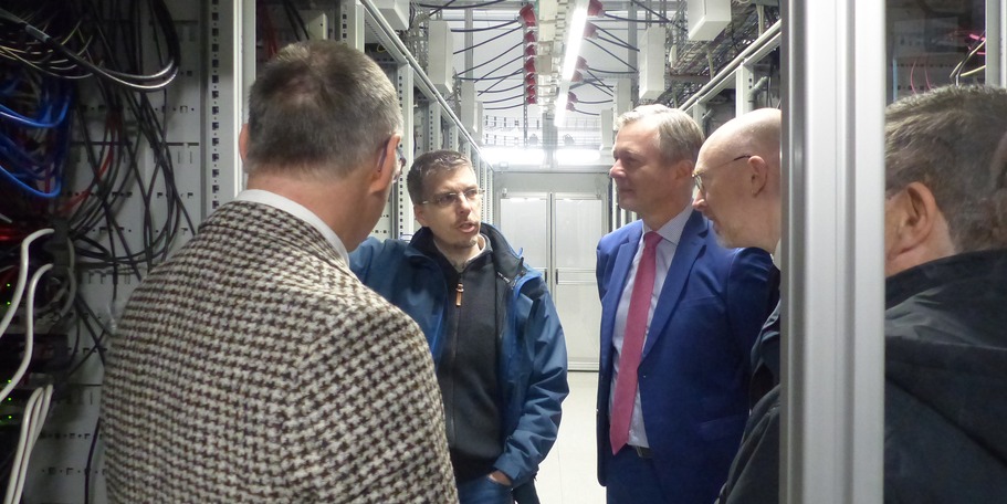 Während des Rundgangs durch das Rechnergebäude: Prof. Ralf Schneider und Gordon Grubert erläutern technische und funktionelle Details zur hochmodernen Rechentechnik und zur Nachhaltigkeit © 2024 SBL Greifswald