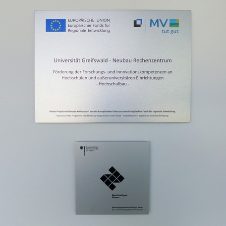 Die BNB-Silber-Plakette wurde gut sichtbar im Eingangsbereich, unterhalb der Infotafel zum EFRE-Förderprogramm, angebracht © 2024 SBL Greifswald