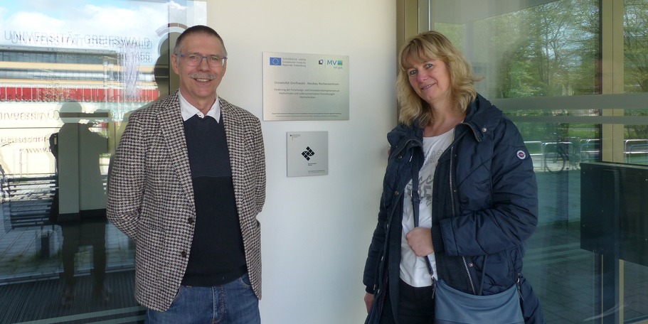 Prof. Ralf Schneider, Direktor des URZ und Andrea Burmeister, verantwortliche Projektleiterin des SBL Greifswald, freuen sich über den erreichten BNB-Standard Silber © 2024 SBL Greifswald
