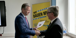 Finanzminister Dr. Heiko Geue verabschiedet Herr Winfried Tasler nach 33 Dienstjahren in den Ruhestand © 2024 SBL Neubrandenburg