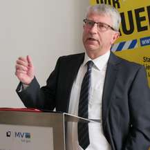 Herr Tasler bedankt sich für die gute Zusammenarbeit. © 2024 SBL Neubrandenburg