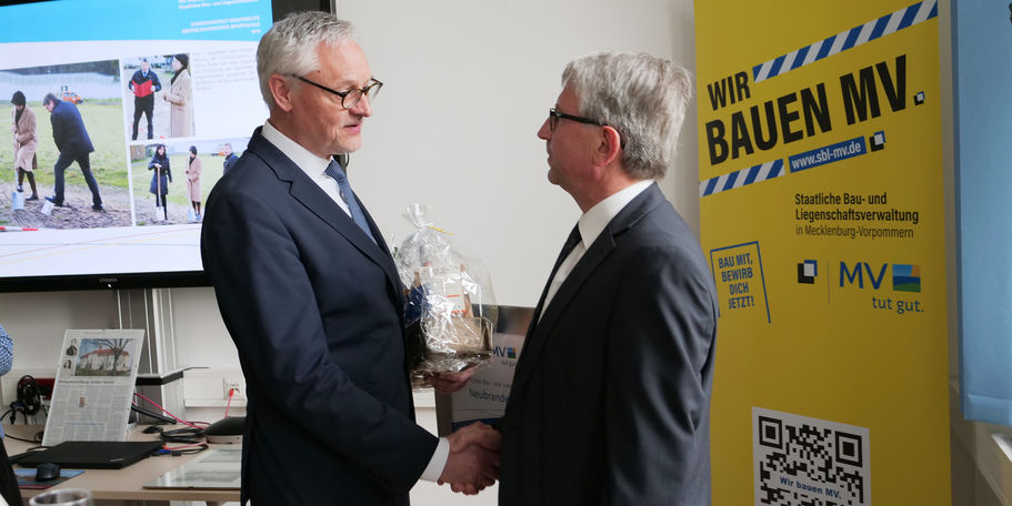 Stefan Wenzl, Leiter Abteilung 4 Staatshochbau beim Finanzministerium verabschiedet Winfried Tasler © 2024 SBL Neubrandenburg