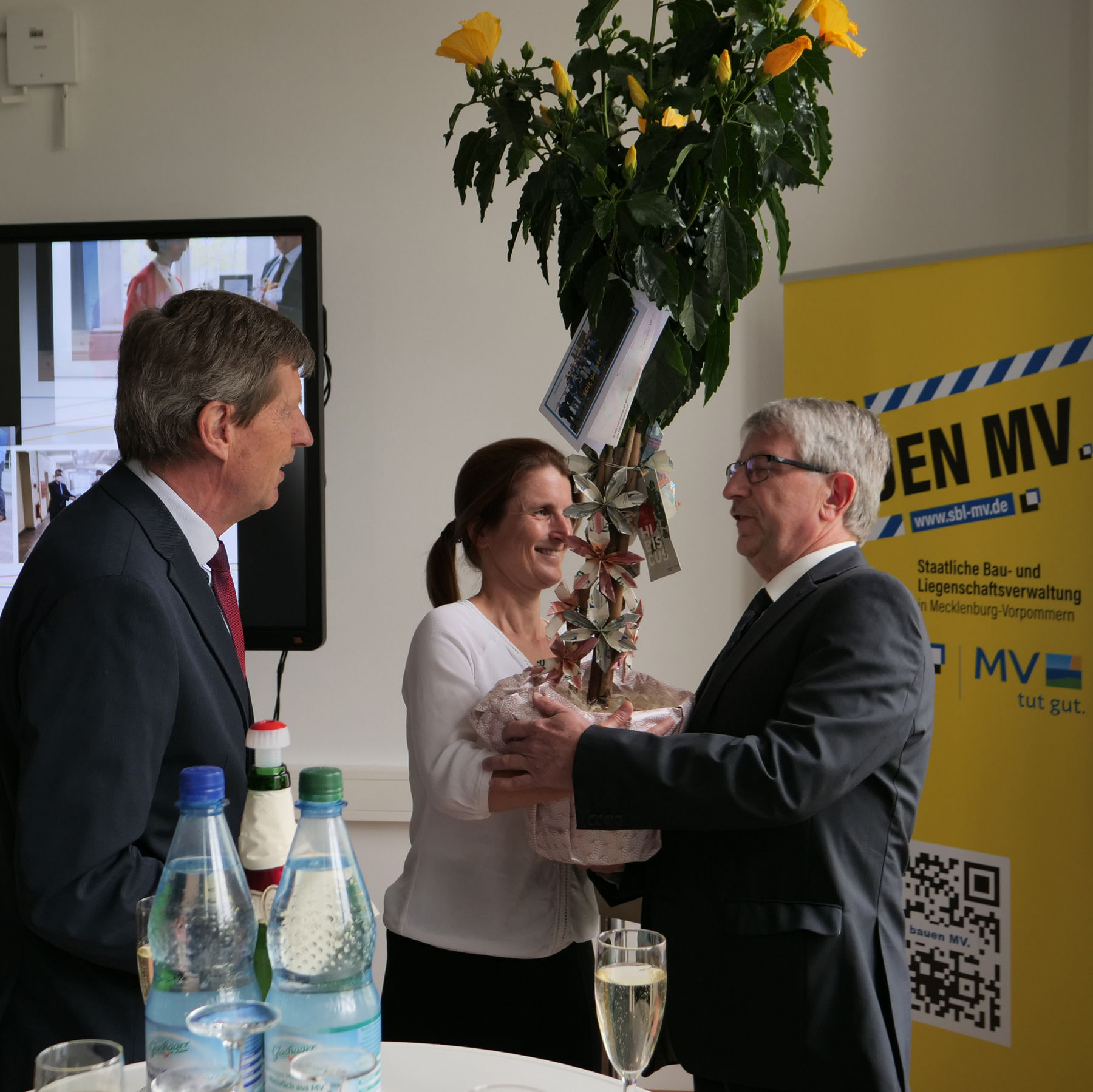 Eckhard Hintz und Uta Reimann vom SBL Neubrandenburg beim Überreichen des Präsens an den scheidenden Leiter des SBL Neubrandenburg, Winfried Tasler. © 2024 SBL Neubrandenburg