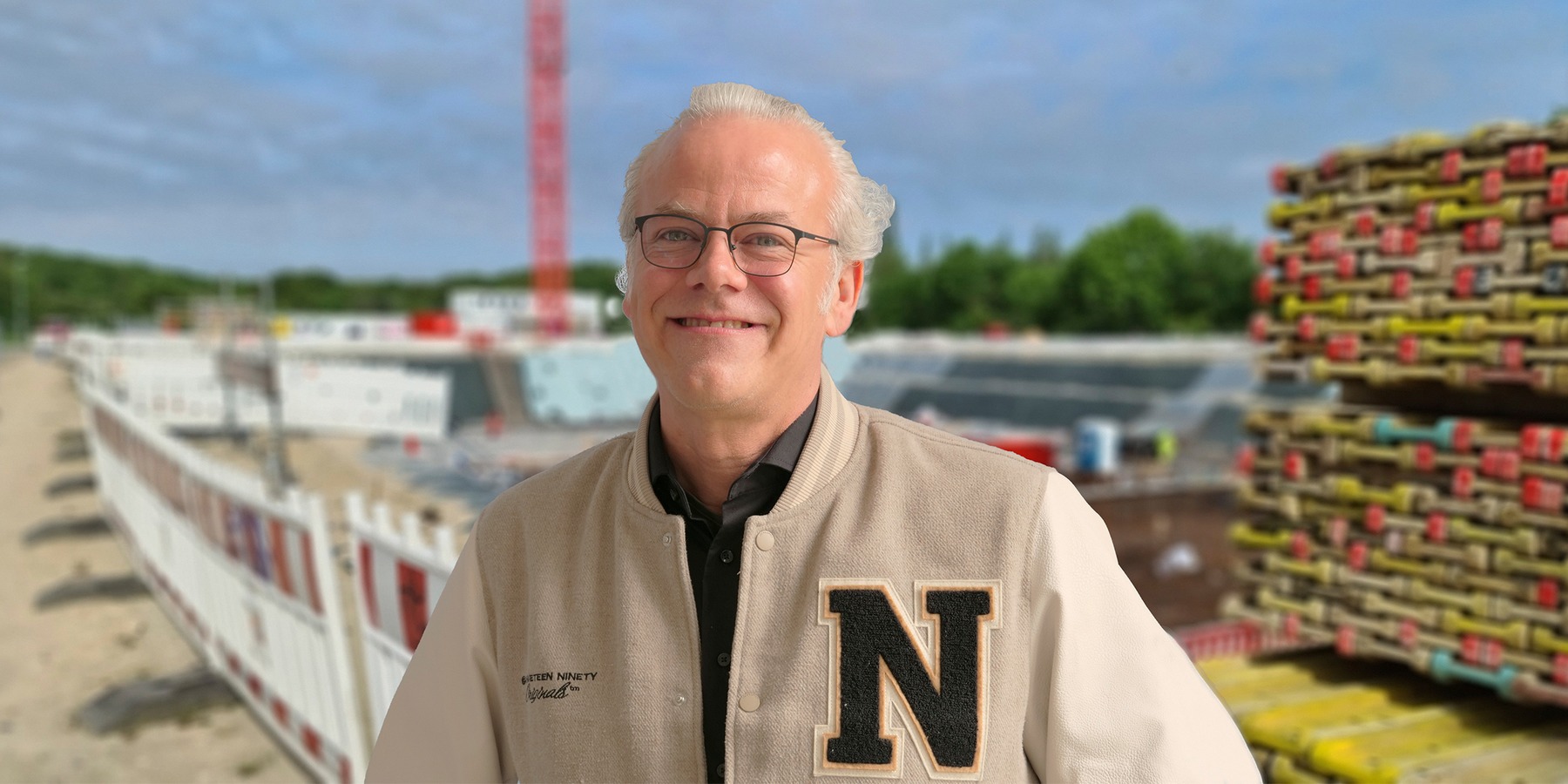 Jens Rott vor der Baustelle des Polizeizentrums Neubrandenburg. © 2024 Staatliches Bau und Liegenschaftsamt Neubrandenburg