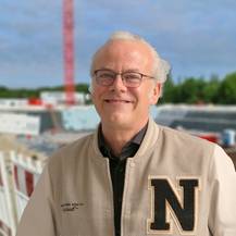 Jens Rott vor der Baustelle des Polizeizentrums Neubrandenburg. © 2024 Staatliches Bau und Liegenschaftsamt Neubrandenburg