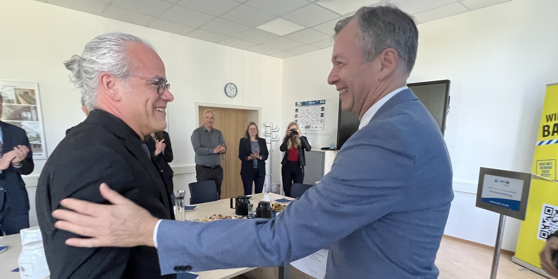 Finanzminister Dr. Heiko Geue gratuliert dem neuen Leiter Jens Rott © 2024 FM M-V