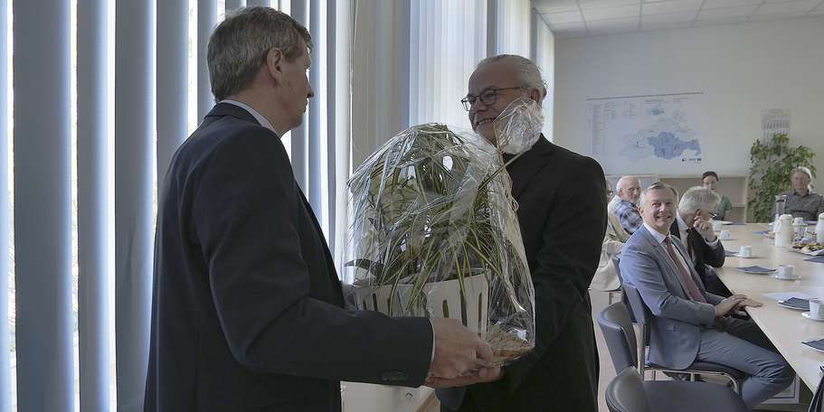 Eckhard Hintz, Stellvertretender Leiter des SBL Neubrandenburg, gratuliert Jens Rott zur Amtseinführung als Leiter des SBL Neubrandenburg © 2024 SBL Neubrandenburg