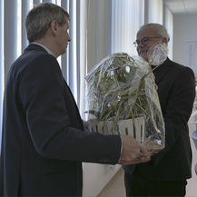 Eckhard Hintz, Stellvertretender Leiter des SBL Neubrandenburg, gratuliert Jens Rott zur Amtseinführung als Leiter des SBL Neubrandenburg © 2024 SBL Neubrandenburg