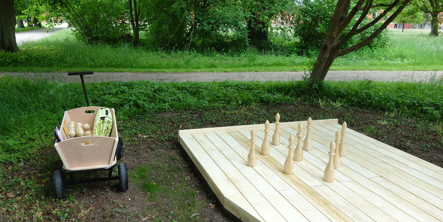 Bollerwagen mit Kegelutensilien und aufgestellte Kegel auf der neuen Bahn © SBL Schwerin
