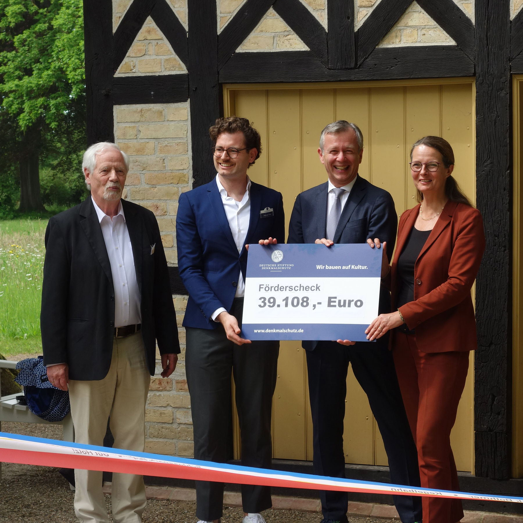 v.l.n.r. Herr Kawan und Herr Hase Deutsche Stiftung Denkmalschutz, Finanzminister Herr Dr. Geue und Kultusministerin Frau Martin © SBL Schwerin