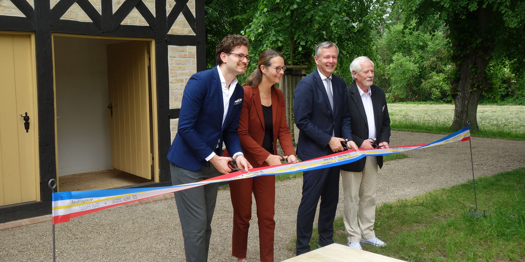 Das Band wird zerschnitten. © SBL Schwerin