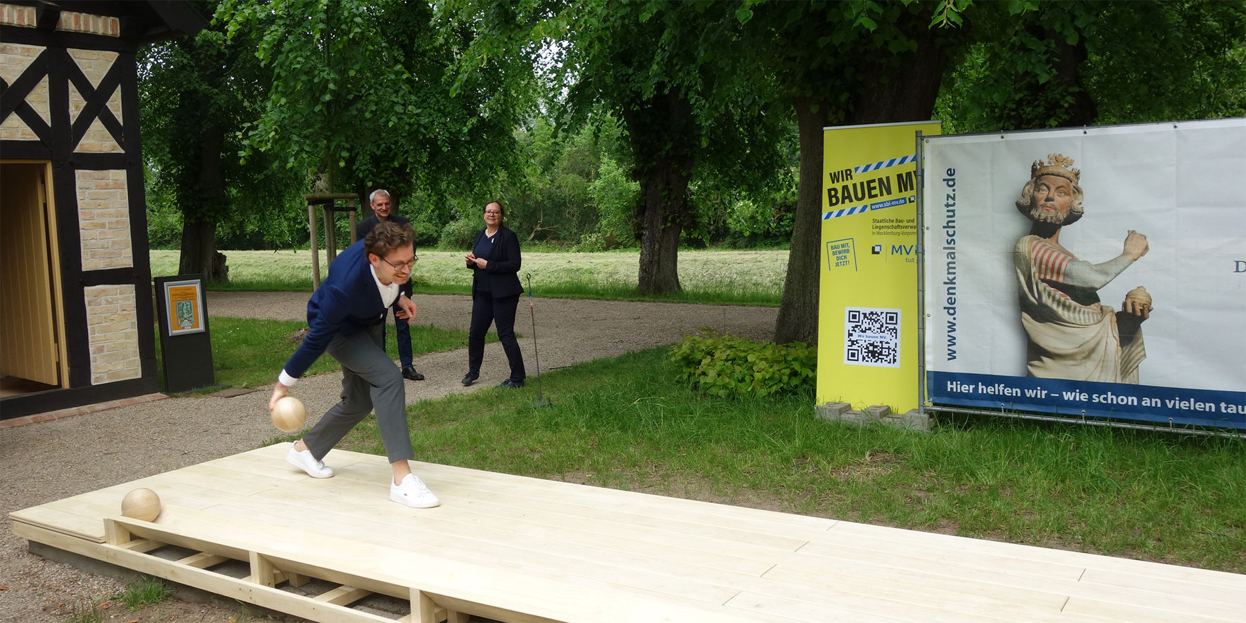 Herr Hase von der Stiftung Denkmalschutz kegelt das erste Mal © SBL Schwerin