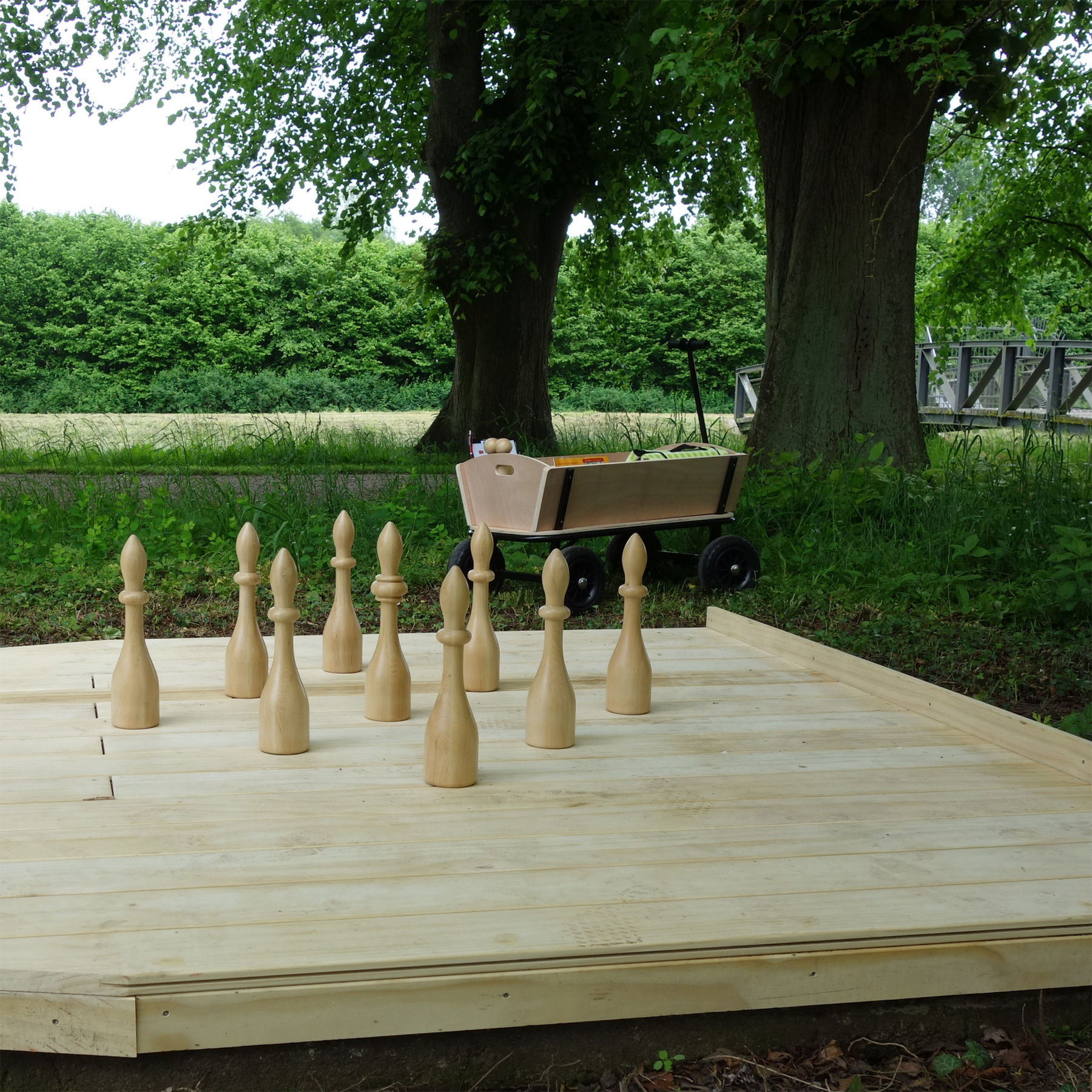 Aufgestellte Kegel und im Hintergrund Bollerwagen und Brücke © SBL Schwerin