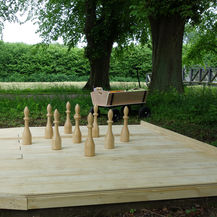 Aufgestellte Kegel und im Hintergrund Bollerwagen und Brücke © SBL Schwerin