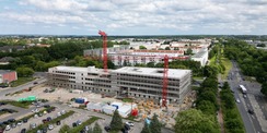 Luftbild mit Blick auf den Rohbau CM aus Westen © 2024 SBL Greifswald