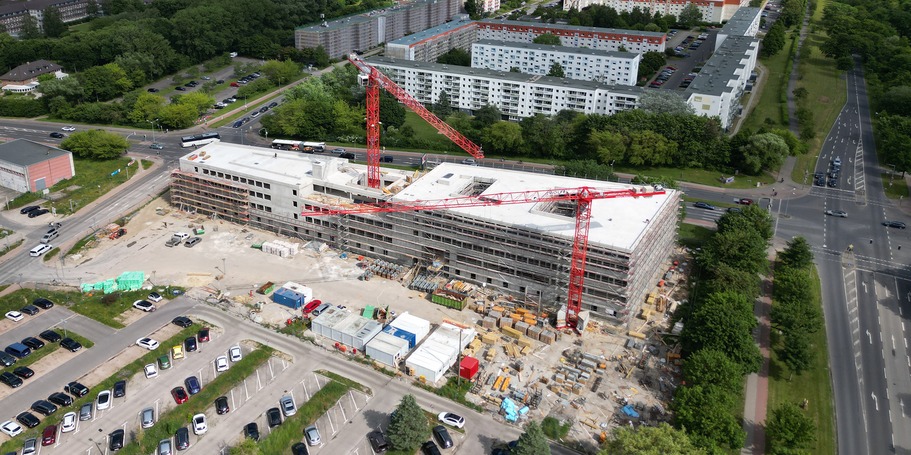 Luftbild mit Blick auf den Rohbau CM aus Westen © 2024 SBL Greifswald
