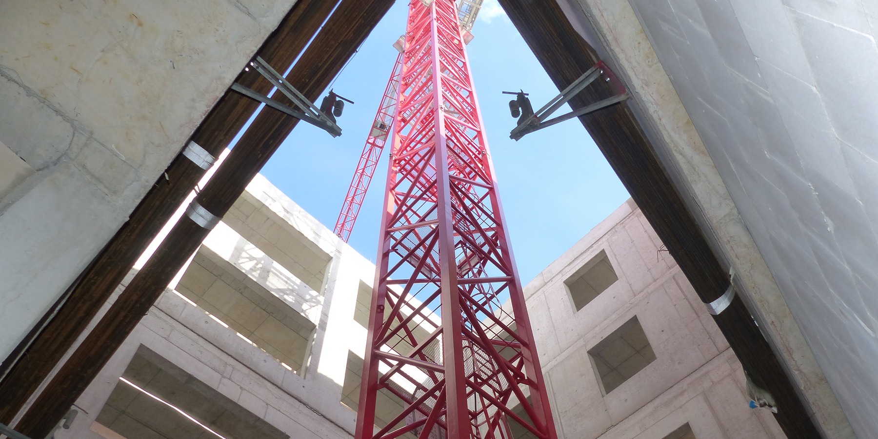 Baustelle CM - einer der Krane im Innenhof des Rohbaus © 2024 SBL Greifswald