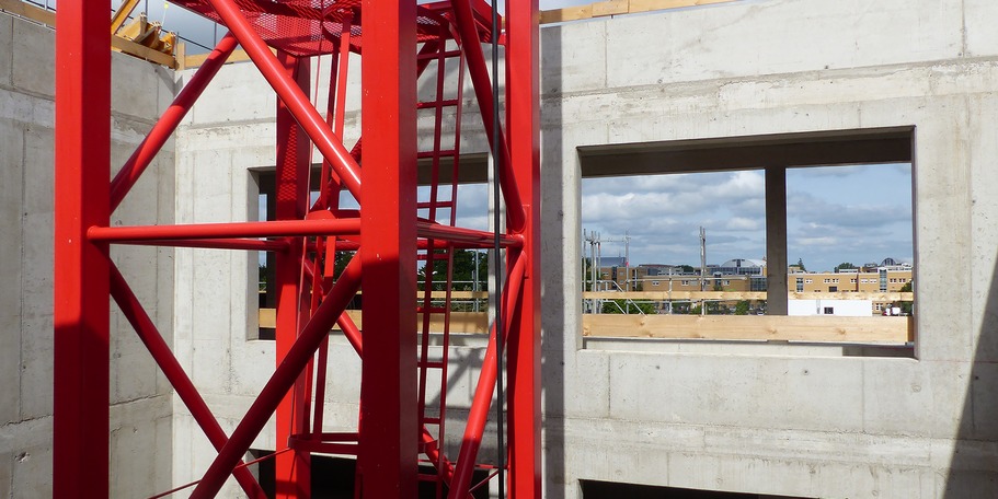 Baustelle CM - Blick aus dem Rohbau auf das benachbarte Universitätsklinikum © 2024 SBL Greifswald