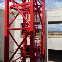 Baustelle CM - Blick aus dem Rohbau auf das benachbarte Universitätsklinikum © 2024 SBL Greifswald