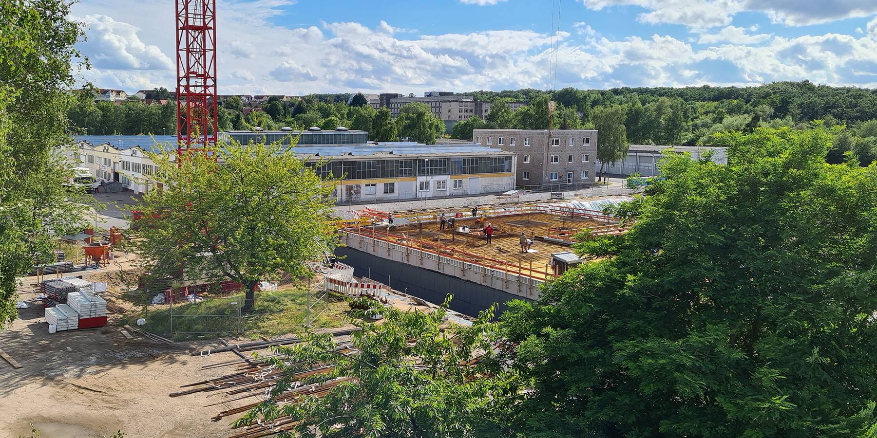 Auf dem Gelände des Behördenzentrums entsteht der Neubau für das Polizeizentrum Neubrandenburg  im Juni 2024. © 2024 Staatliches Bau- und Liegenschaftsamt Neubrandenburg