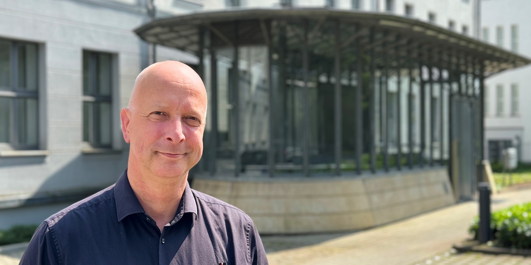Der neue Leiter des SBL Schwerin: Dr. Andreas Werner in der Landeshauptstadt vor dem Dienstgebäude. © SBL Schwerin