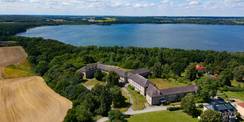 Von oben: Blick auf das ehemalige Tollenseheim, malerisch gelegen am Tollensesee © 2024 Christian Hoffmann (sbl-mv / Finanzministerium MV)