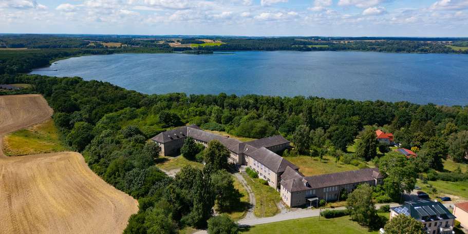 von oben: Blick auf das ehemalige Tollenseheim, malerisch gelegen am Tollensesee © 2024 Christian Hoffmann (sbl-mv / Finanzministerium MV)